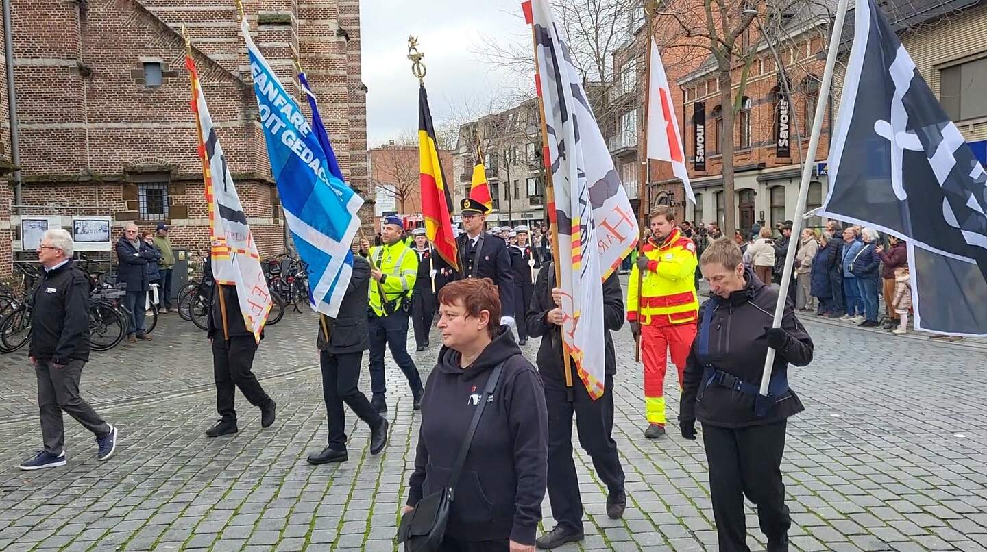 instanties-stappen-mee-op-tijdens-stoet-voor-wapenstilstand-gva